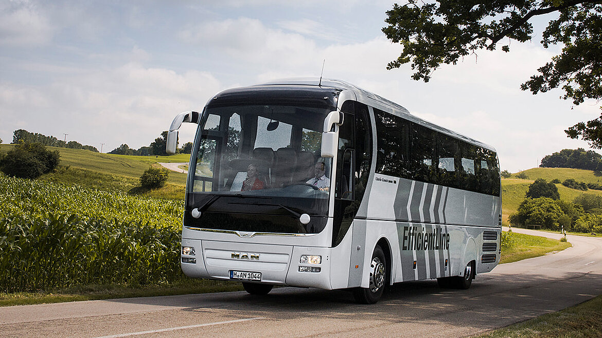 Reisebus auf Landstraße Reisebus auf Landstraße | insights by LAMILUX