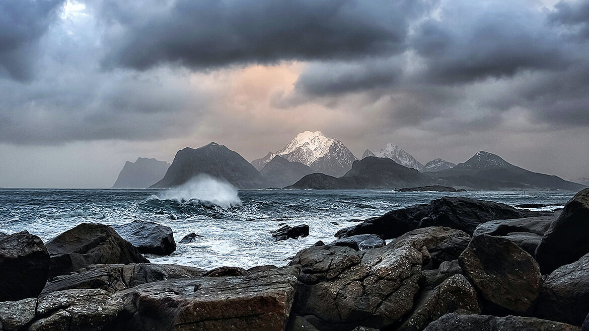 Sturmwolken über felsiger Küste mit Meer