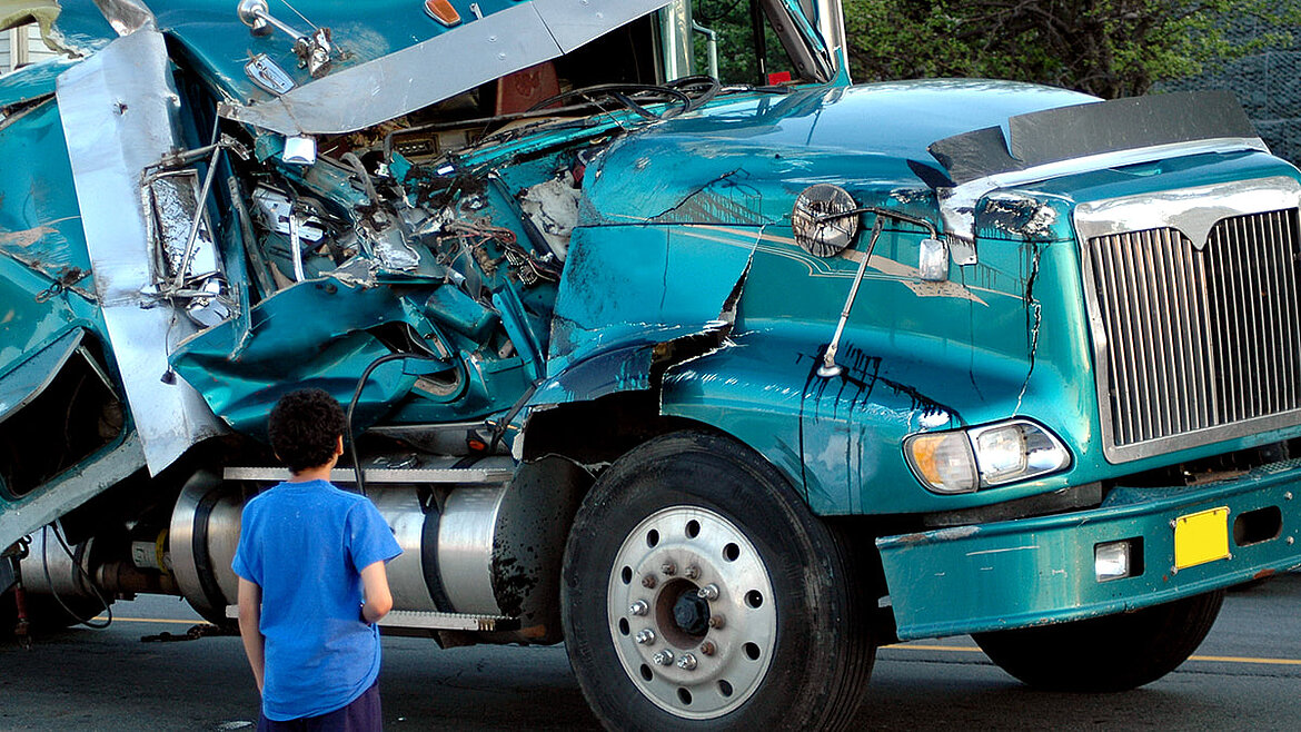 Schaden am LKW mit verbeultem Blech 