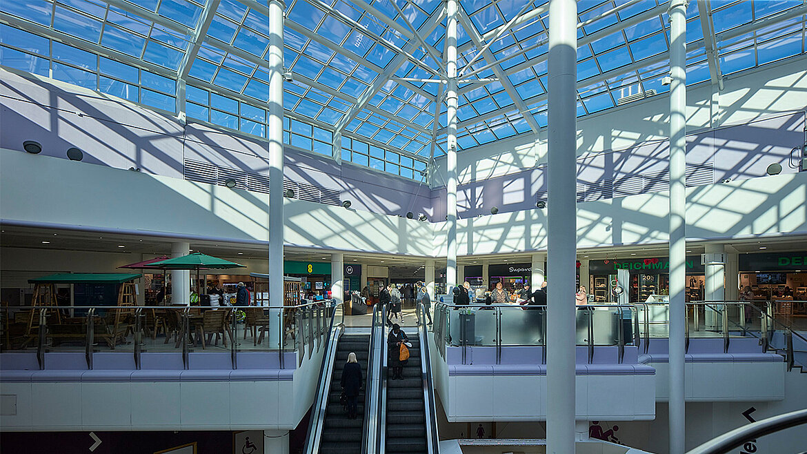 LAMILUX Glasdach PR60 über dem Atrium des Outlet Center Selb mit Tageslichteinfall