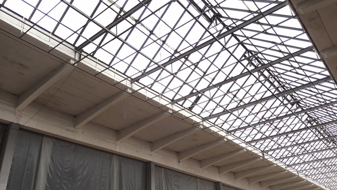 Glasdachkonstruktion mit Stahlträgern in einer Industriehalle