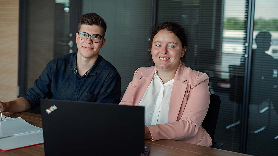 Azubis arbeiten am Laptop