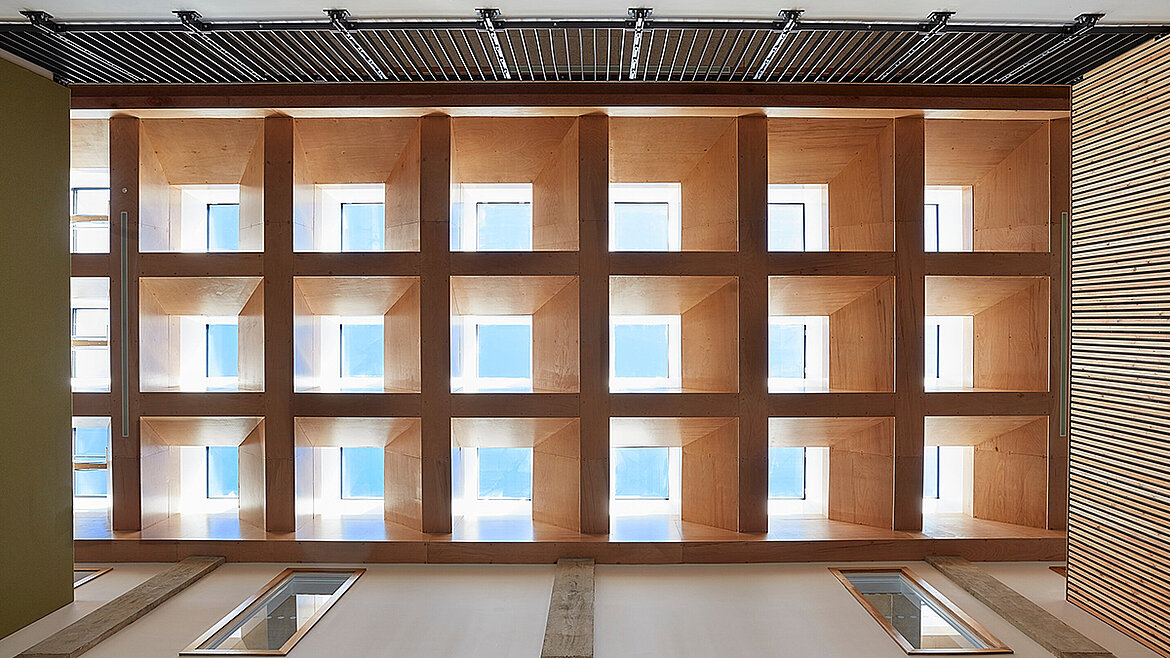 Moderne Holzdecken-Konstruktion mit quadratischem Raster und integrierten Oberlichtern