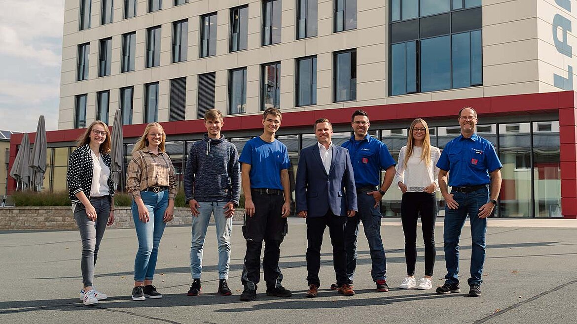 Azubis und Ausbilder von LAMILUX vor dem Verwaltungsgebäude in Rehau