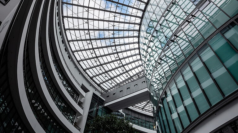 Blick auf die gebogene Glasfassade und das filigrane Dach im BMW Group Forschungs- und Innovationszentrum FIZ.