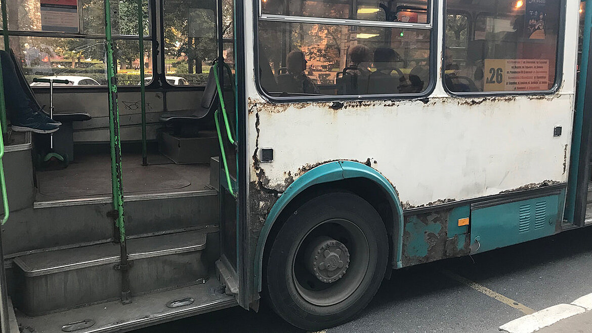 Lochfraß an Bus-Außenwand aus Aluminium
