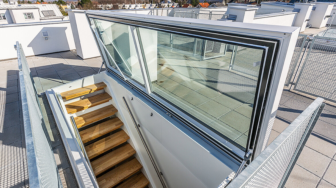 Geöffneter Flachdach Ausstieg mit Treppe und modernem Dachzugang mit Geländer