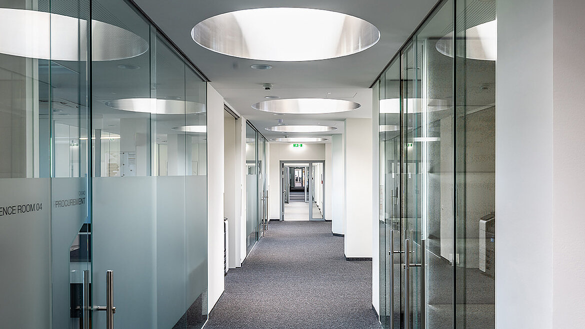 Moderner Büroflur mit runden Flachdach Fenster für natürliches Tageslicht