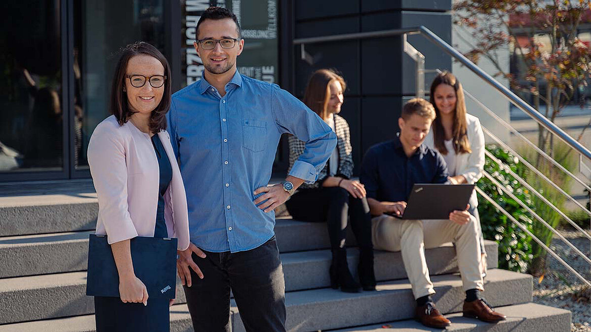 Gruppenbild vor dem Bürogebäude von LAMILUX