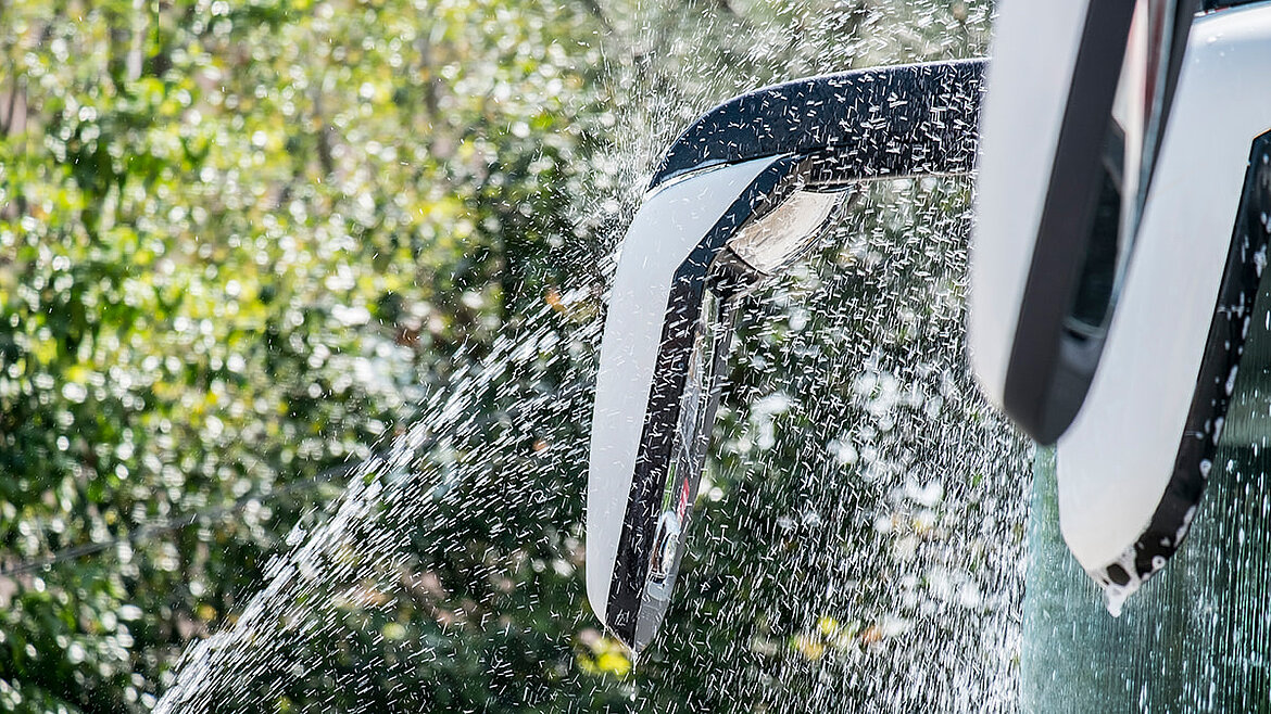 Wasser spritzt auf Busfrontscheibe