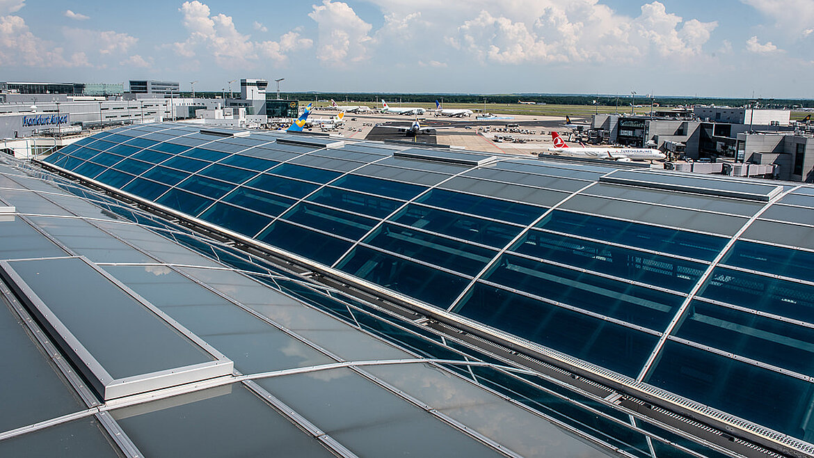 Glasdach über dem Flughafenbahnhof Frankfurt LAMILUX Glasdach PR60 als Tonnendach auf Flughafengebäude zum Lärmschutz