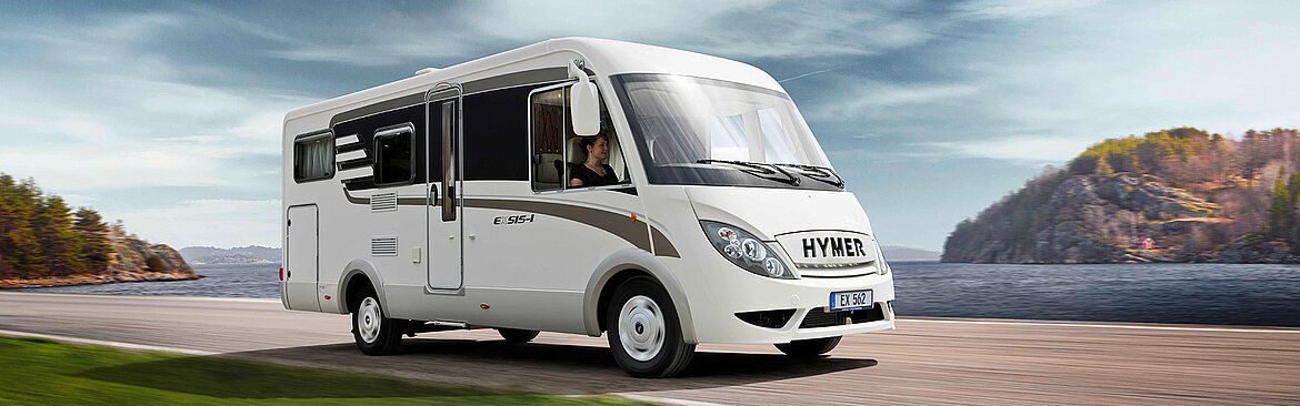 Vollintegriertes Wohnmobil fahrend Vollintegriertes Wohnmobil fahrend | insights by LAMILUX