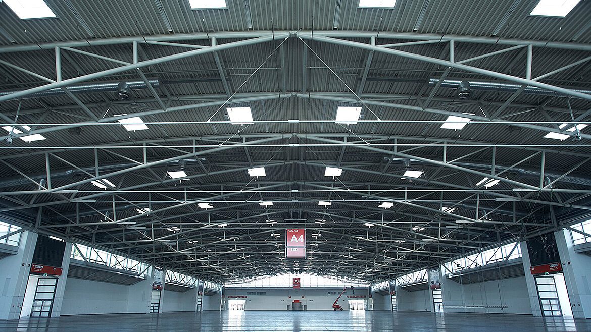 LAMILUX Lichtkuppeln in Industriehalle mit großflächiger Tageslichtbeleuchtung