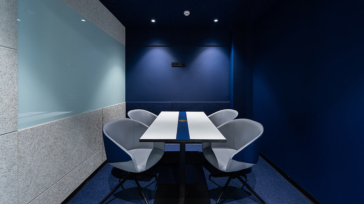 Besprechungsraum mit Kunstlicht