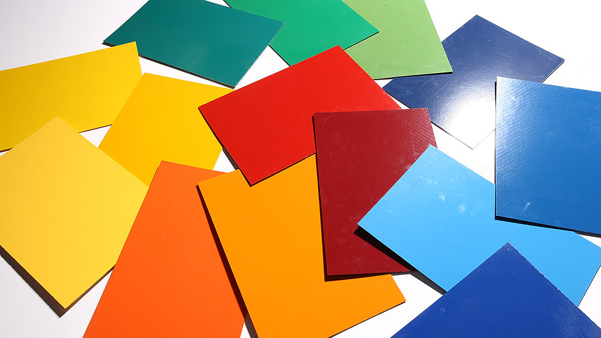 Kunststoffplatten in verschiedenen Farben und Materialzusammensetzunge