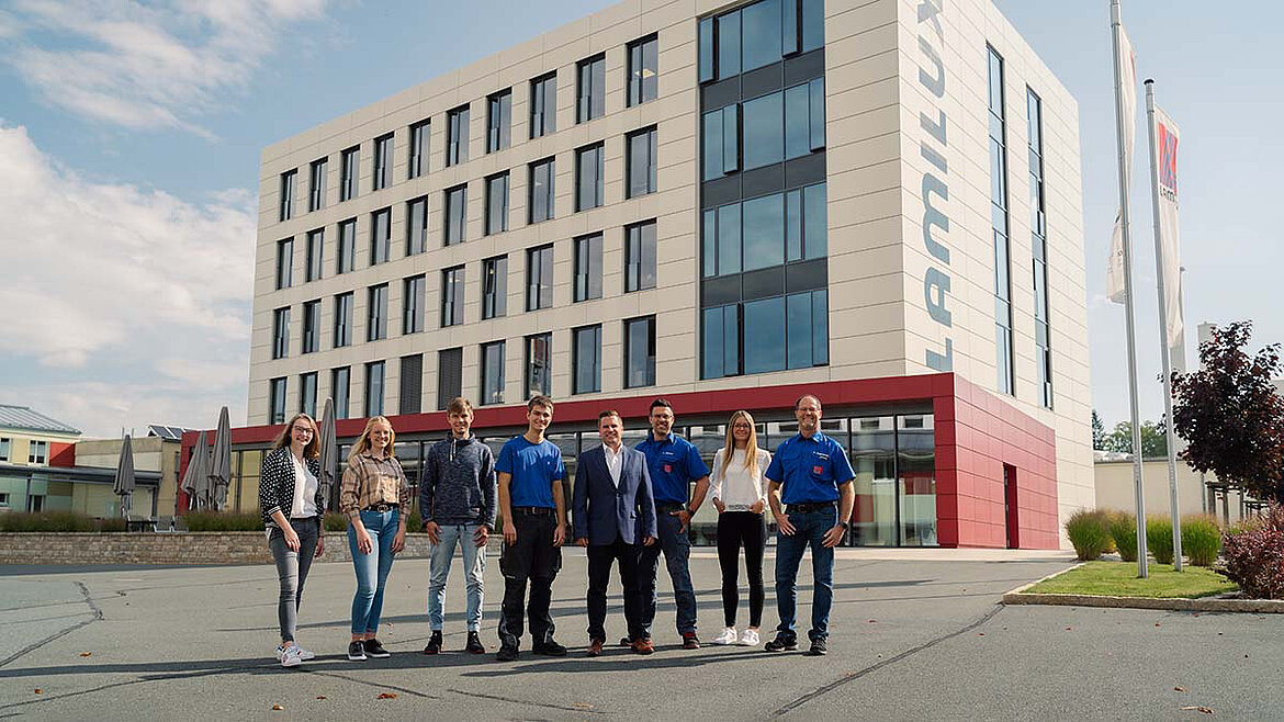 Mitarbeiter vor dem LAMLUX Verwaltungsgebäude