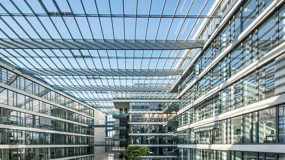LAMILUX Glasdach PR60 als großflächige Glasüberdachung in modernem Büroatrium