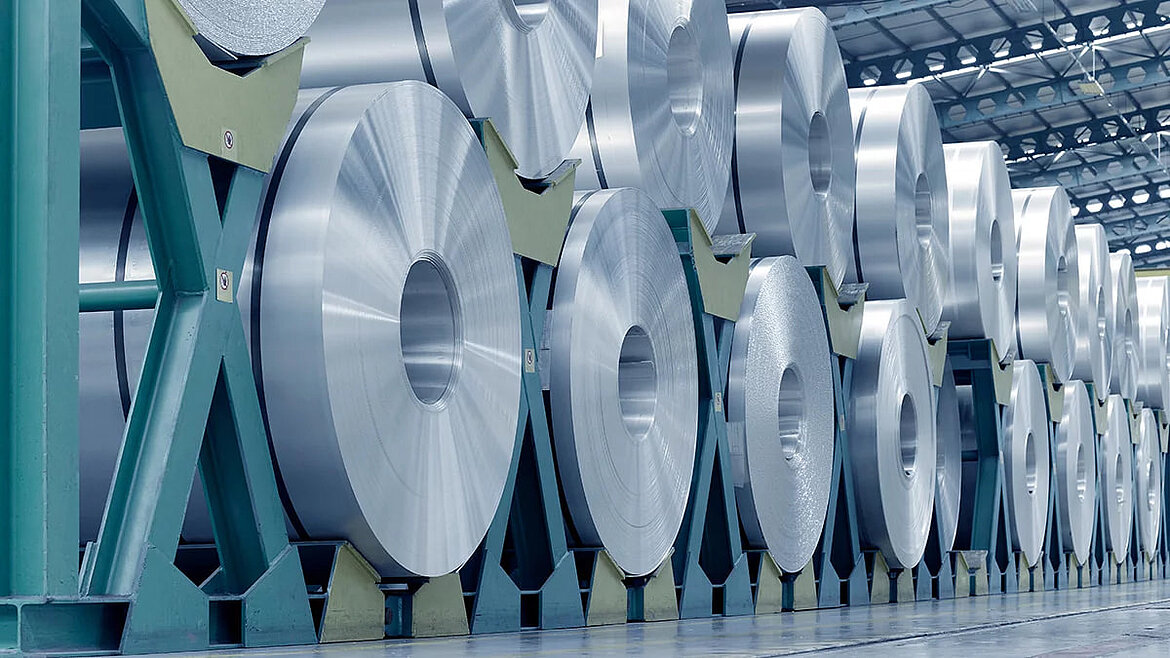Aluminium-Rollen in einem Lager 