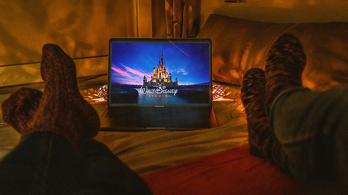 Wollsocken beim Fernsehabend im Caravan