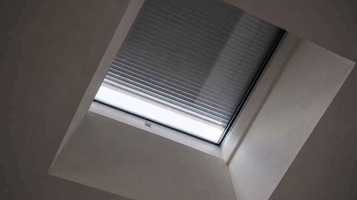 LAMILUX Flachdach Fenster mit geschlossenem innenliegendem Sonnenschutz