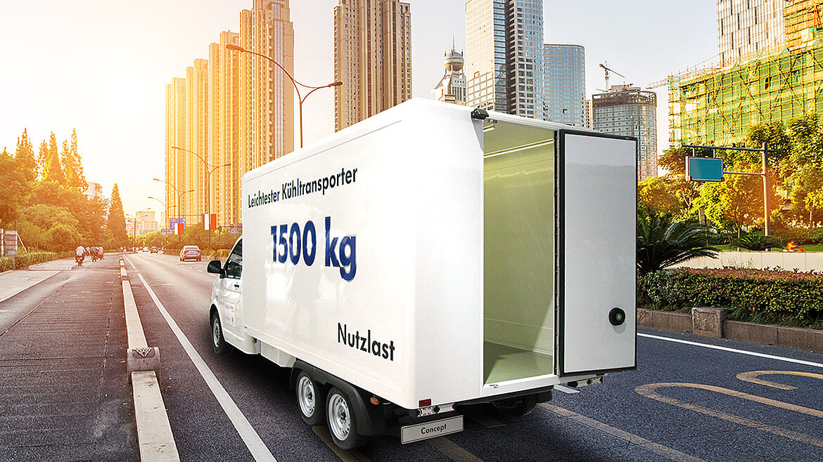 Weißer Transporter am Straßenrand in der Stadt