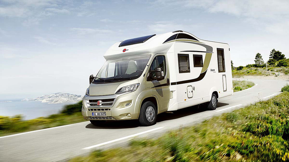 Wohnmobil auf Straße