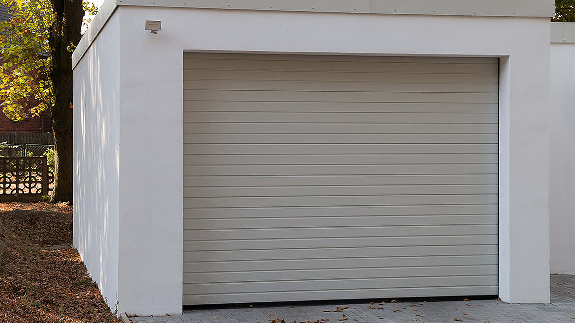 Garage für ein Fahrzeug mit GFK Fassade als Modulbau