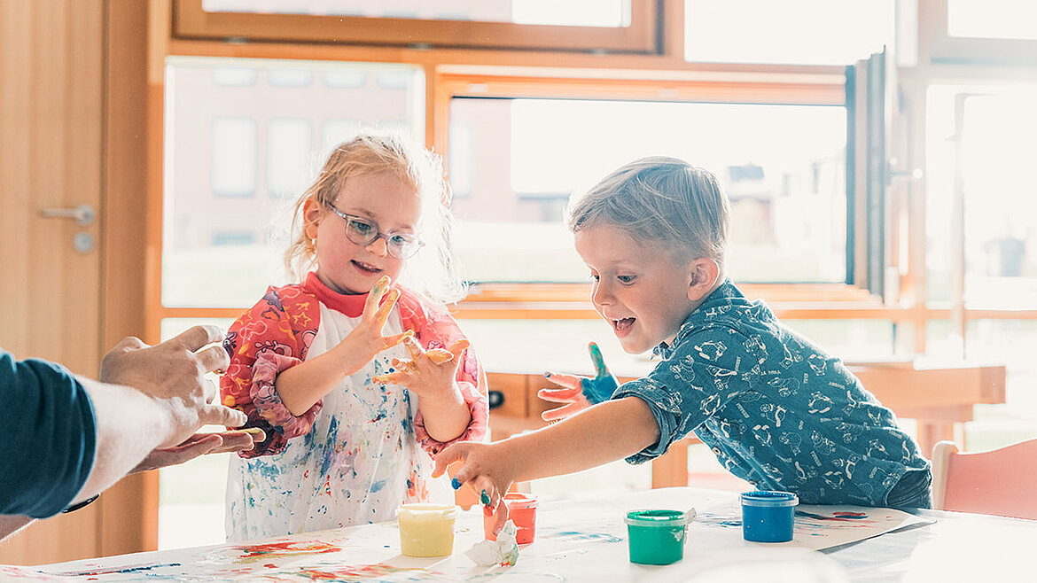 Kinder der LamiKita in Rehau malen