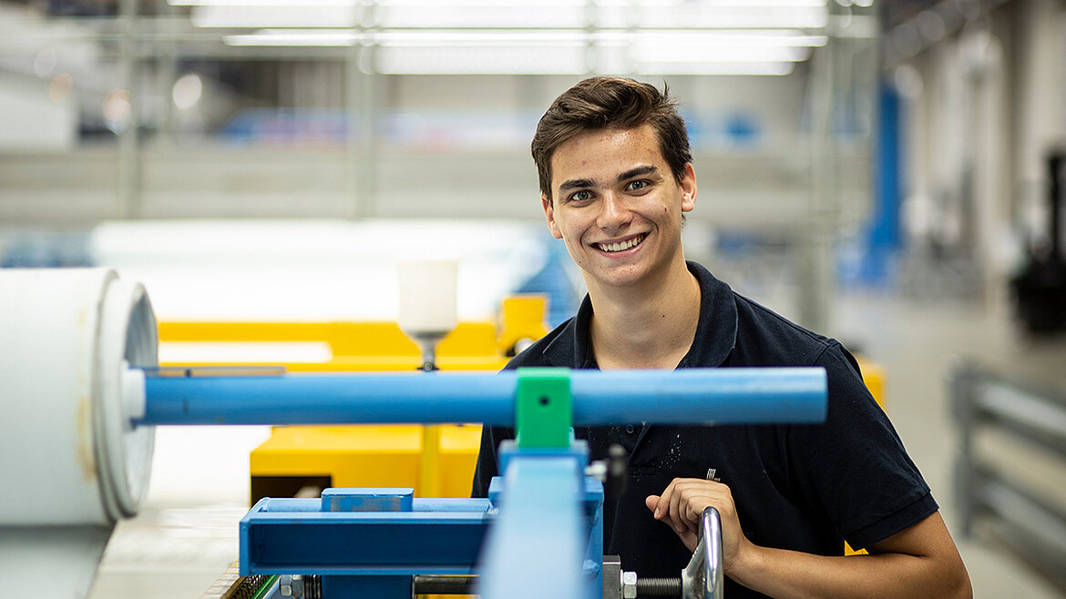 Verfahrensmechaniker an der Produktionsanlage Auszubildender zum Verfahrensmechaniker am Arbeitsplatz | karriereblog by LAMILUX