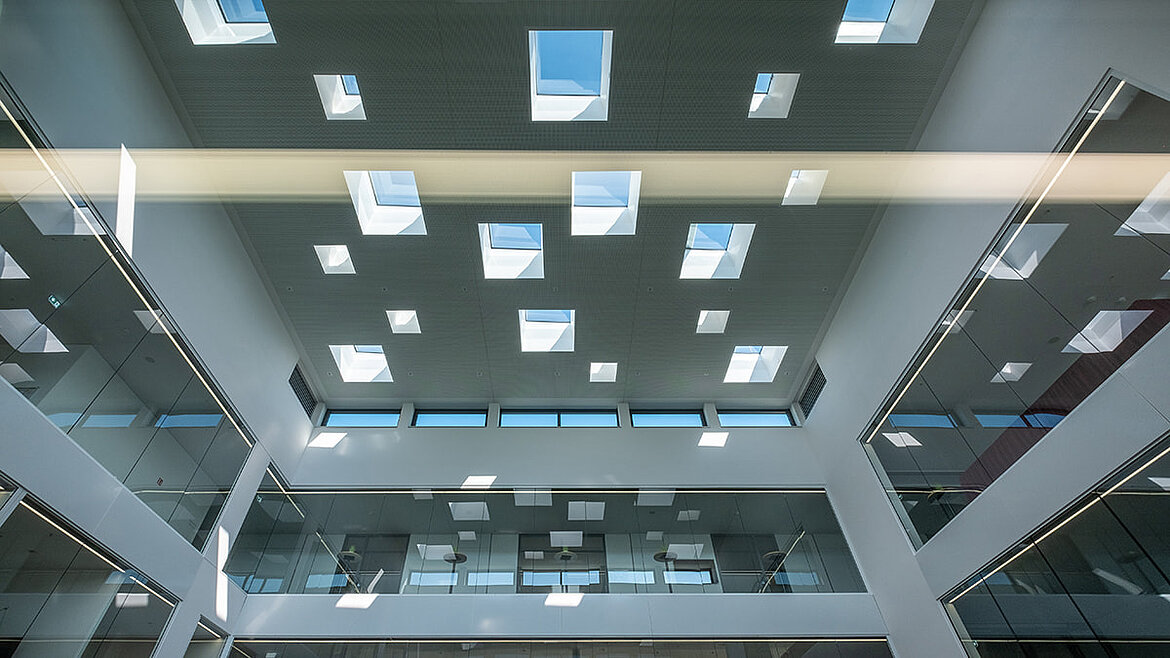 Decke mit zahlreichen Flachdach Fenstern in einem modernen Gebäude