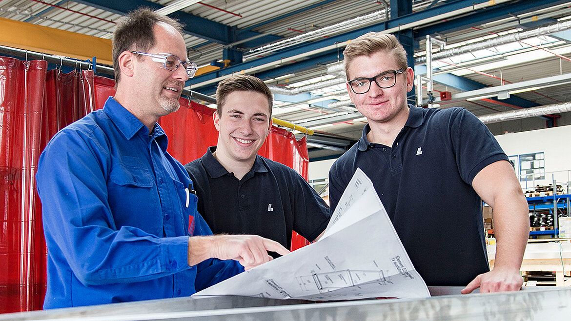 Ausbilder erklärt Azubis technische Zeichnung Konstruktionsmechaniker lesen technische Zeichnung | karriereblog by LAMILUX