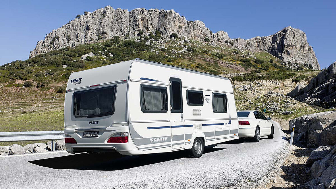 Wohnwagen Anhänger auf Bergfahrt