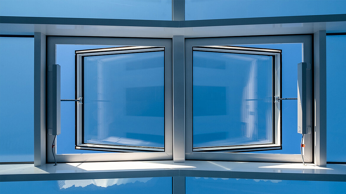 Moderne Glasfassade mit geöffneten Kippfenstern