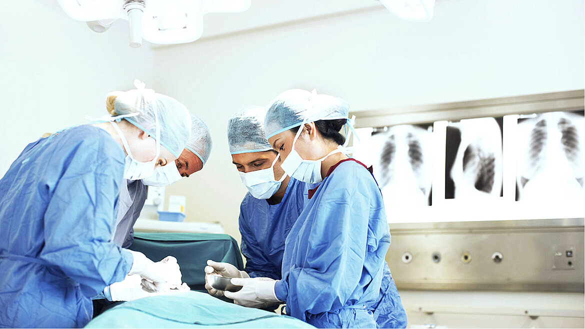 LAMILUX Composites in der Medizin - Hygiene und Ärzte im OP