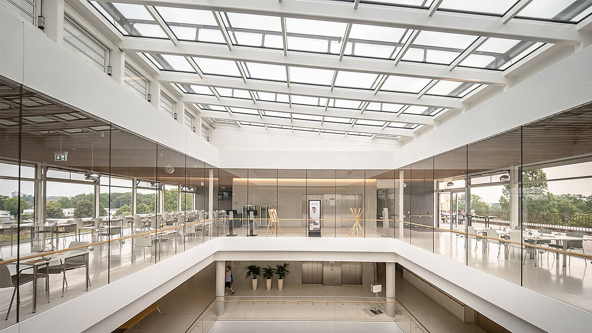 LAMILUX Glasdach PR60 über mehrgeschossigem Atrium mit umlaufender  Verglasung