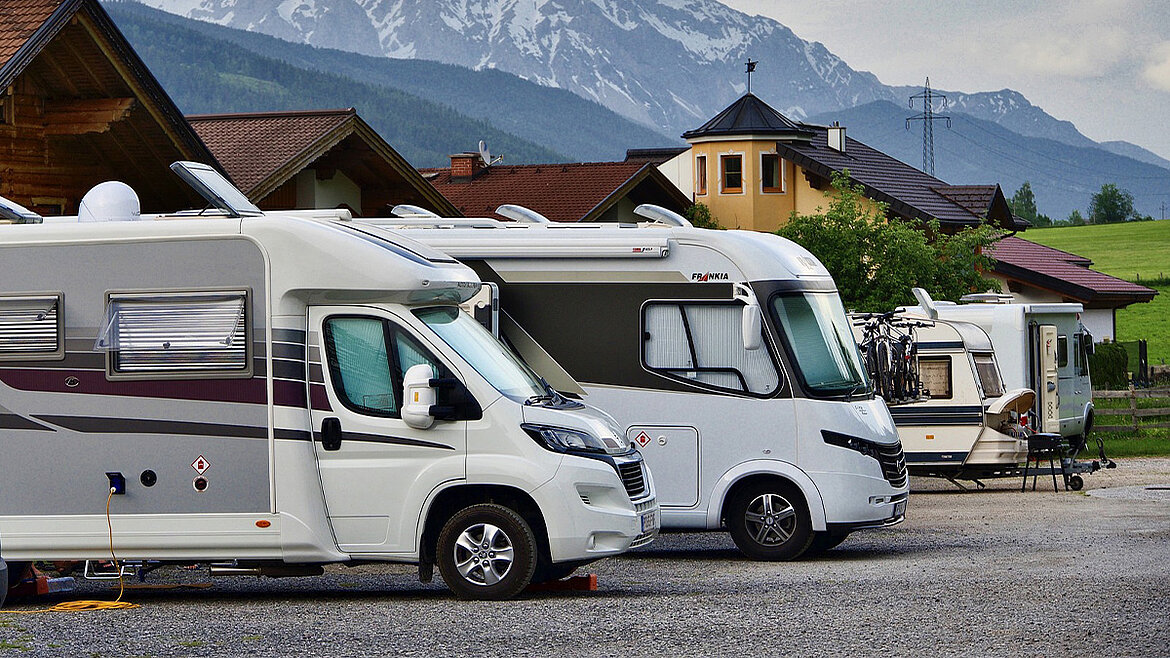 Caravane vor Bergpanorama 