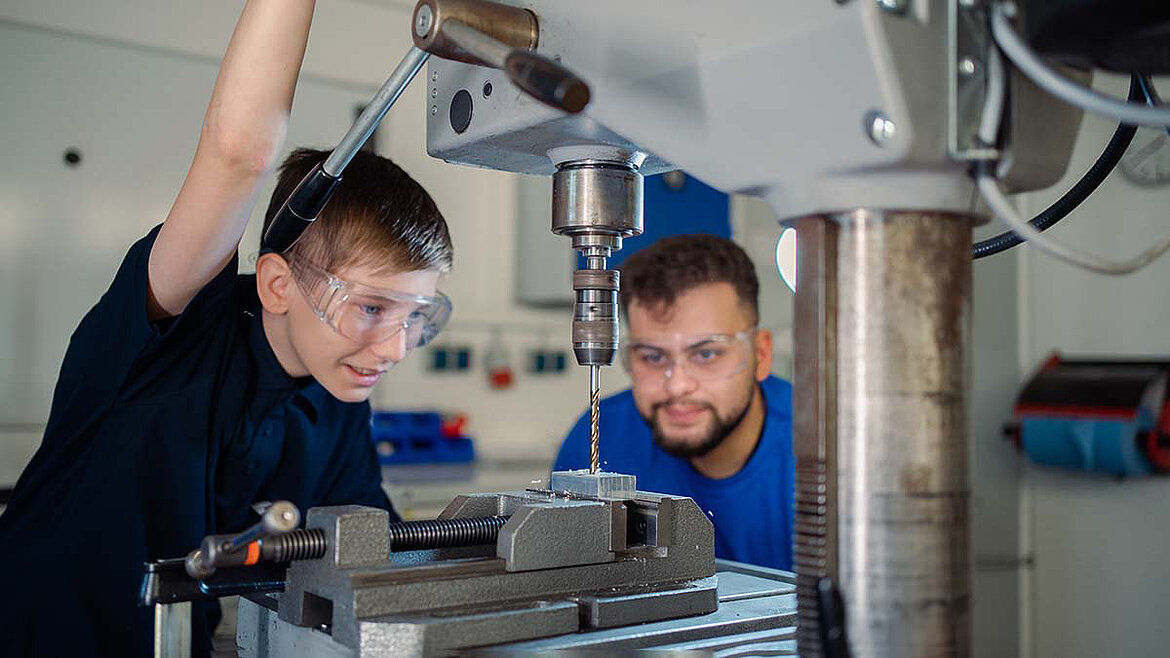 Auszubildende in der Azubiwerkstatt