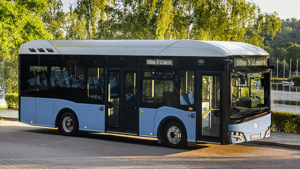 Midibus auf Straße