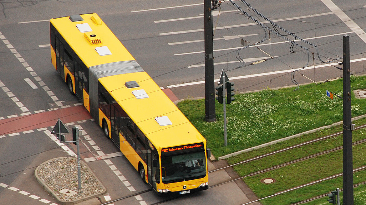 Gelenkbus im Straßenverkehr