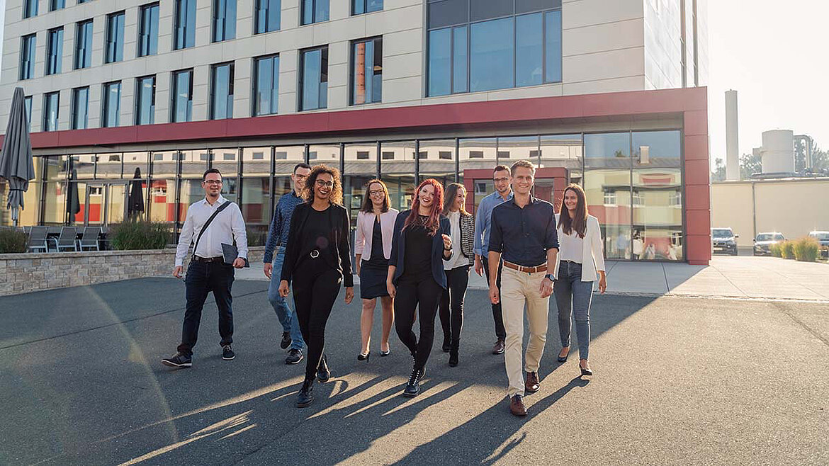 Gruppenbild Studenten vor LAMILUX Headquarters