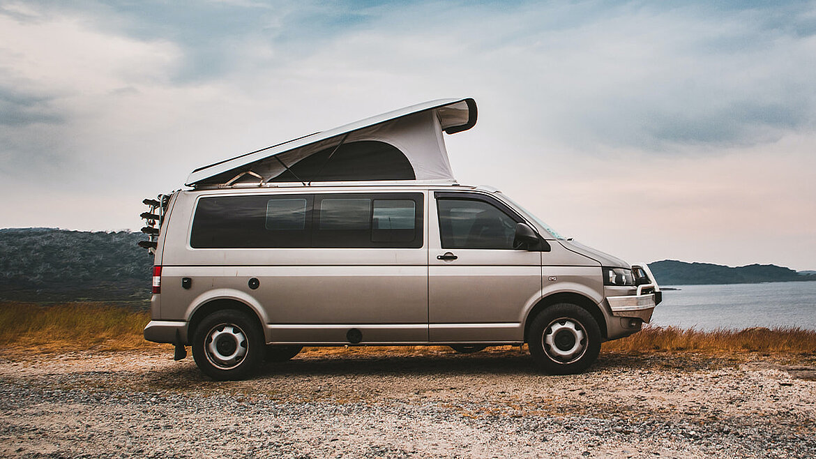 Kleinbus vor Meereslandschaft Kleinbus vor Meereslandschaft | insights by LAMILUX