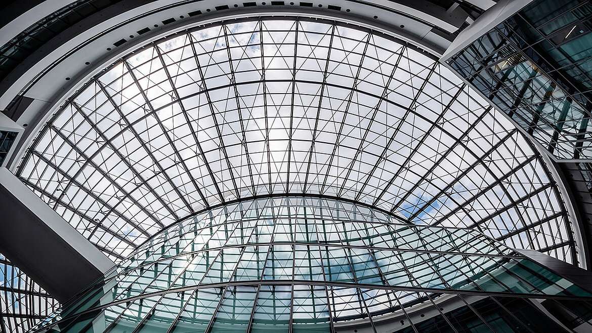 Maßgenaue und individuelle Glasdachfertigung von LAMILUX für BMW