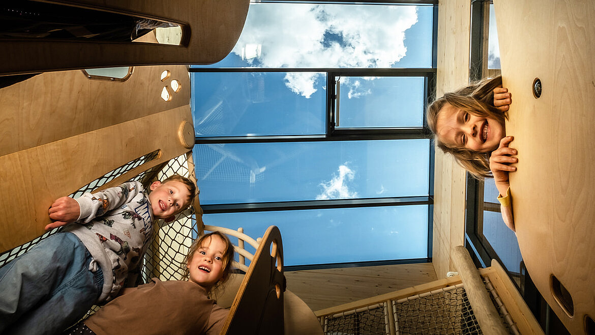 Kinder vor Fensterhintergrund