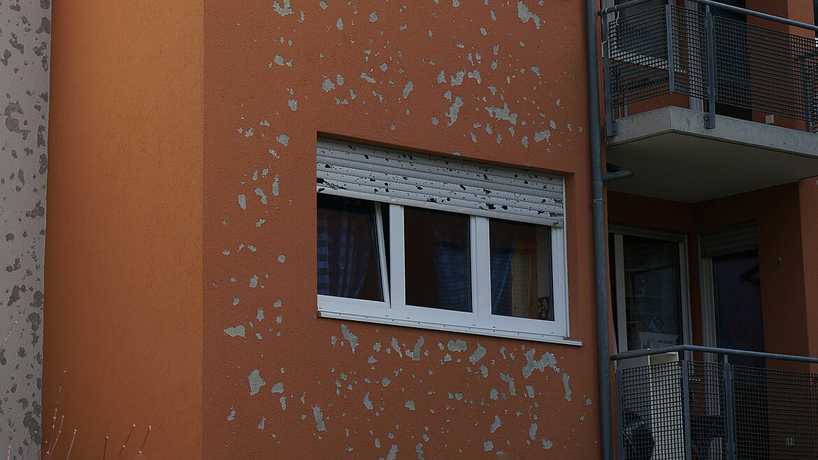 Hagelschaden an einer Hauswand