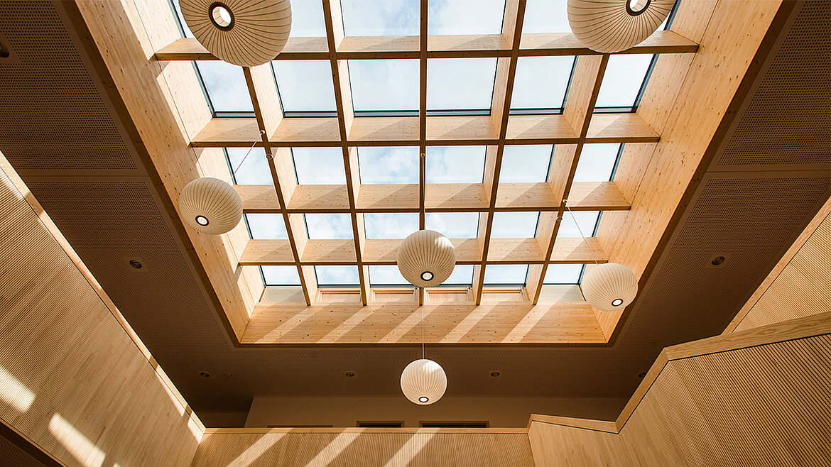 LAMILUX Glasdach PR60 mit Holztragwerk über einem lichtdurchfluteten Atrium