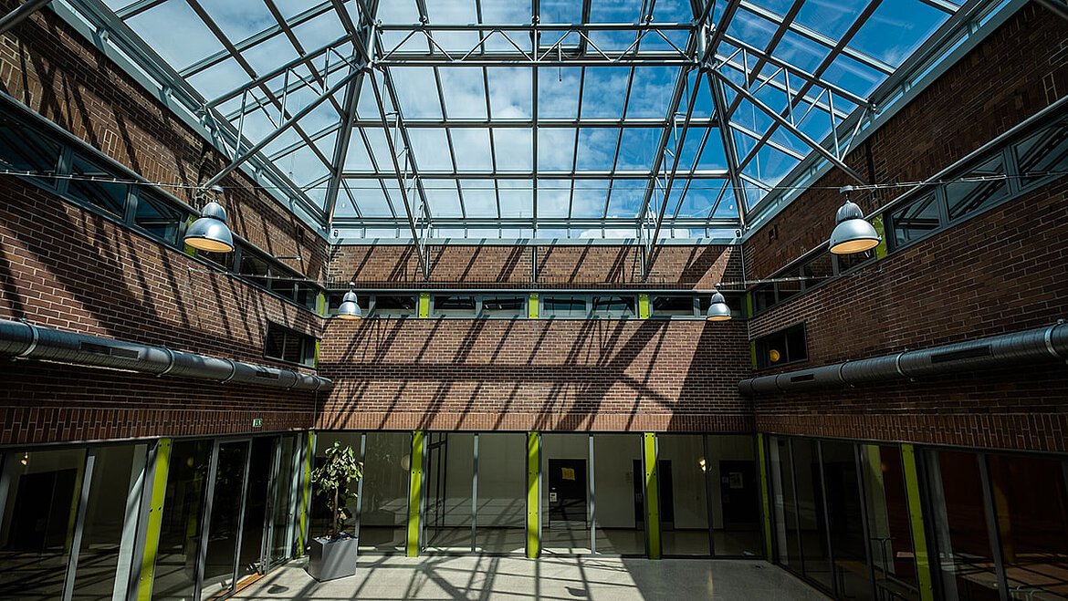 Mit Tageslicht durchfluteter Innenhof des Dante Gymnasiums in München Sanierung eines Glasdachs mit dem Pfosten-Riegel-System von LAMILUX | insights by LAMILUX