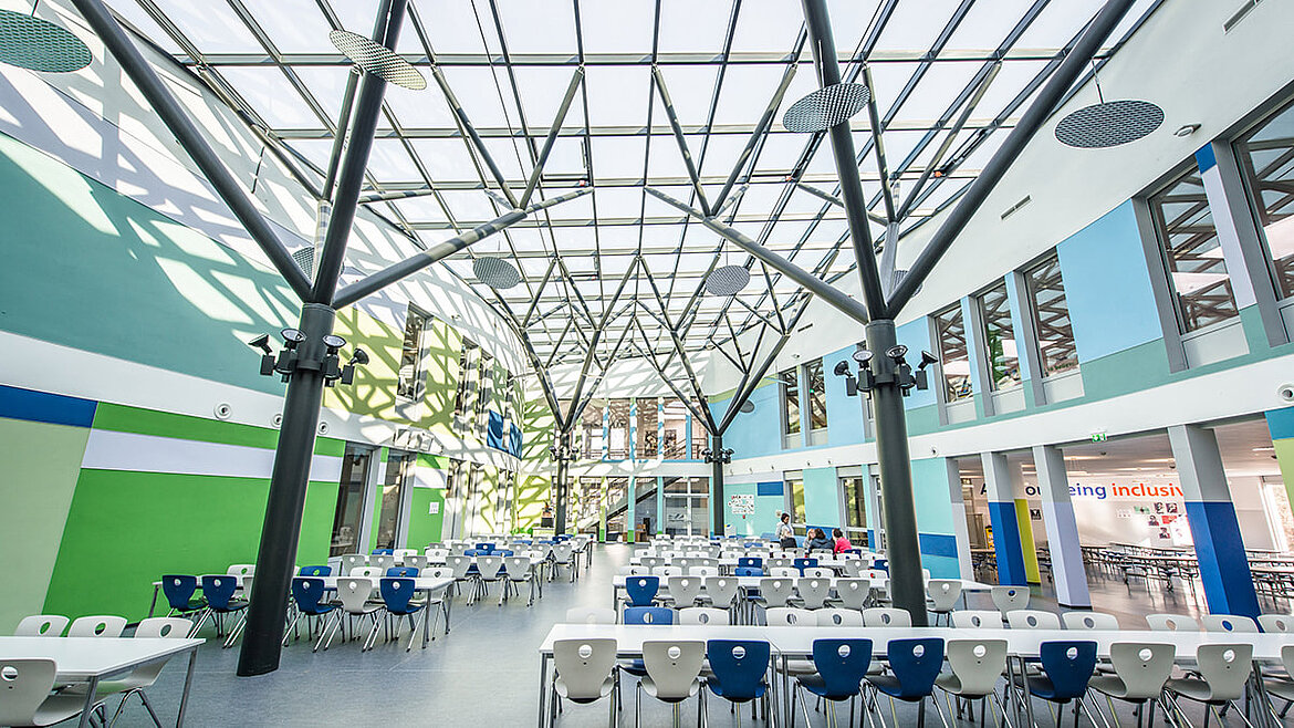 Glasdach auf Stahlbäumen Überdachter Innenhof der International School in Bonn | insights by LAMILUX