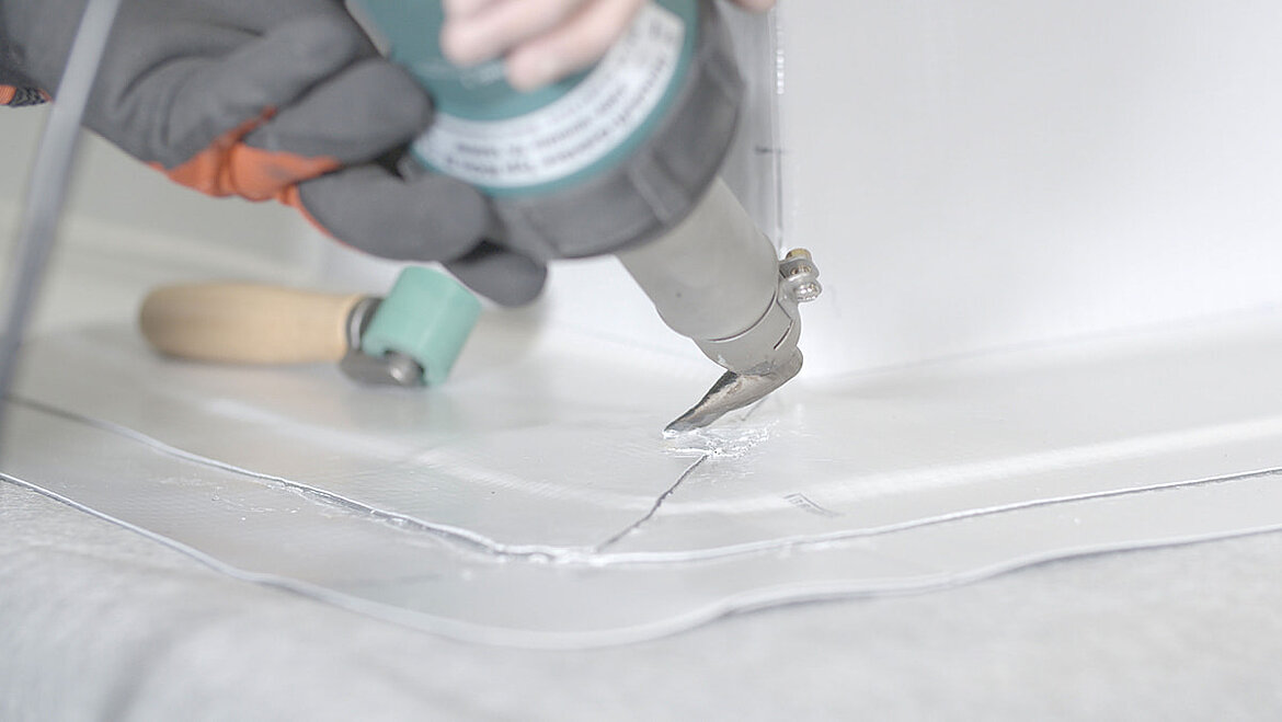 Glättung des Kapillarkanals Glättung des Kapillarkanals der PVC-Abdichtunsbahn am LAMILUX-Aufsatzkranz | insights by LAMILUX
