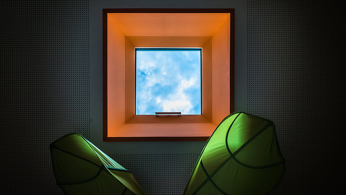 Kindgerechtes buntes Flachdach Fenster in der Kita Wolke 10 | insights by LAMILUX