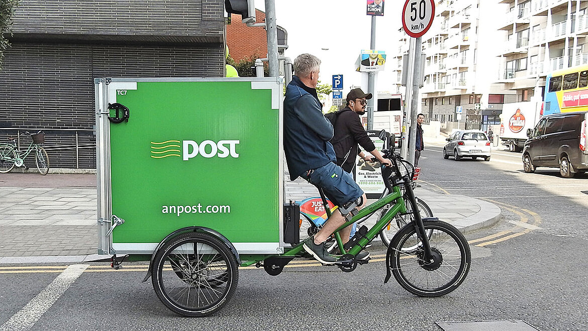 Lastenfahrrad an einer innerstädtischen Kreuzung Lastenfahrrad für den Last Mile Lieferverkehr in der Innenstadt | insights by LAMILUX